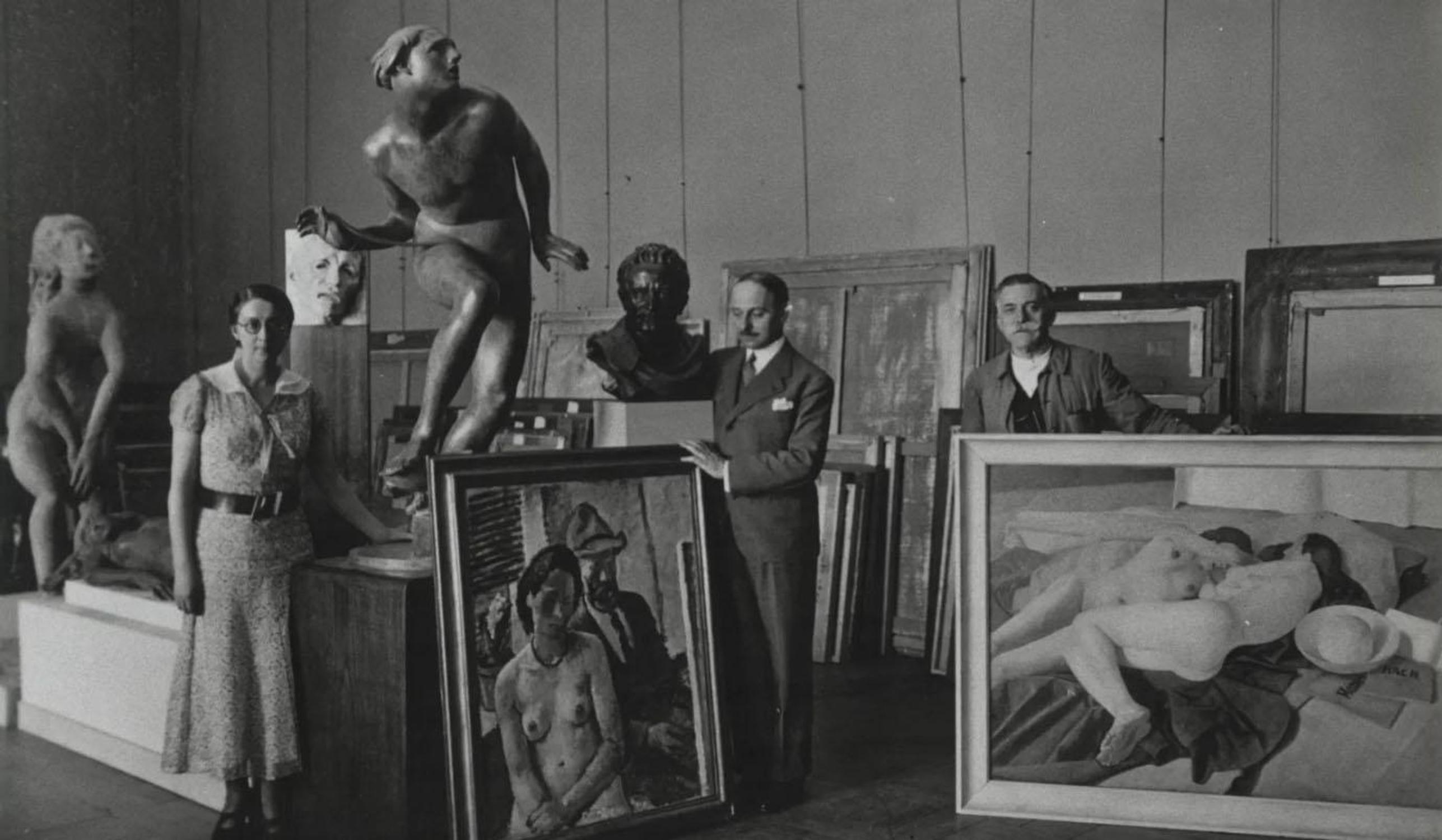 En mai 1935, Rose Valland seconde le conservateur Andr&eacute; D&eacute;zarrois (1889-1979) dans la pr&eacute;paration de l&rsquo;exposition&nbsp;L&rsquo;Art italien des XIXe&nbsp;et XXe&nbsp;si&egrave;cles au mus&eacute;e du Jeu de Paume.