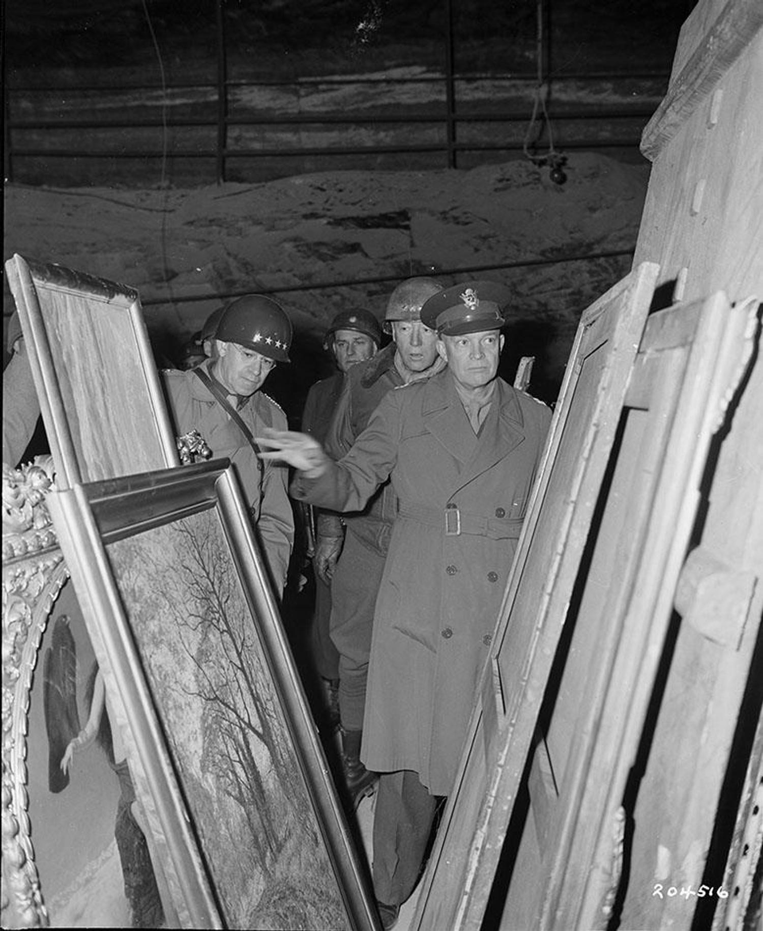 Le général Dwight D. Eisenhower, commandant suprême des forces alliées, inspecte les trésors artistiques pillés par les Allemands et entreposés dans la mine de sel de Merkers.