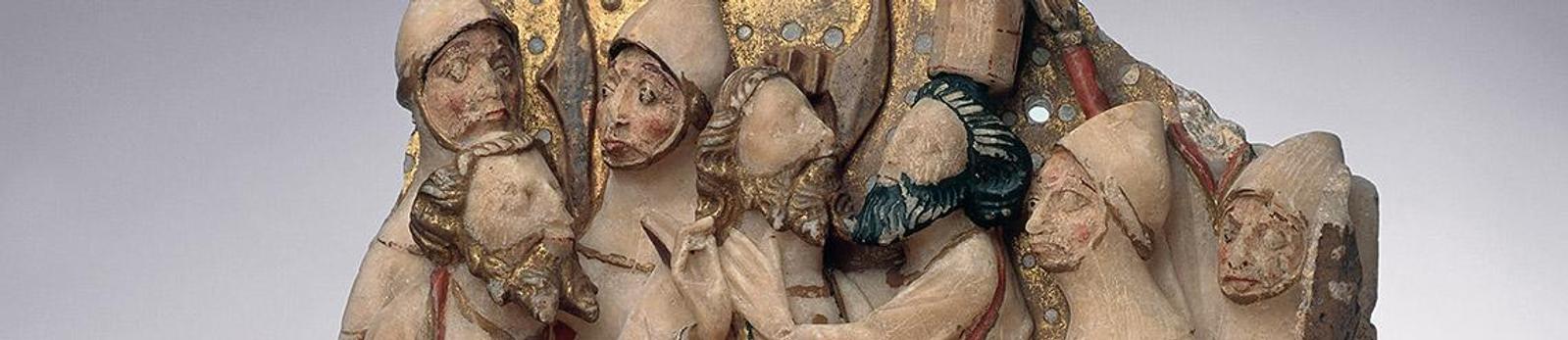 Détail d'un abs-relief en albâtre exposé dans les salles gothiques